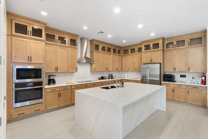 Kitchen Island & Prep Space